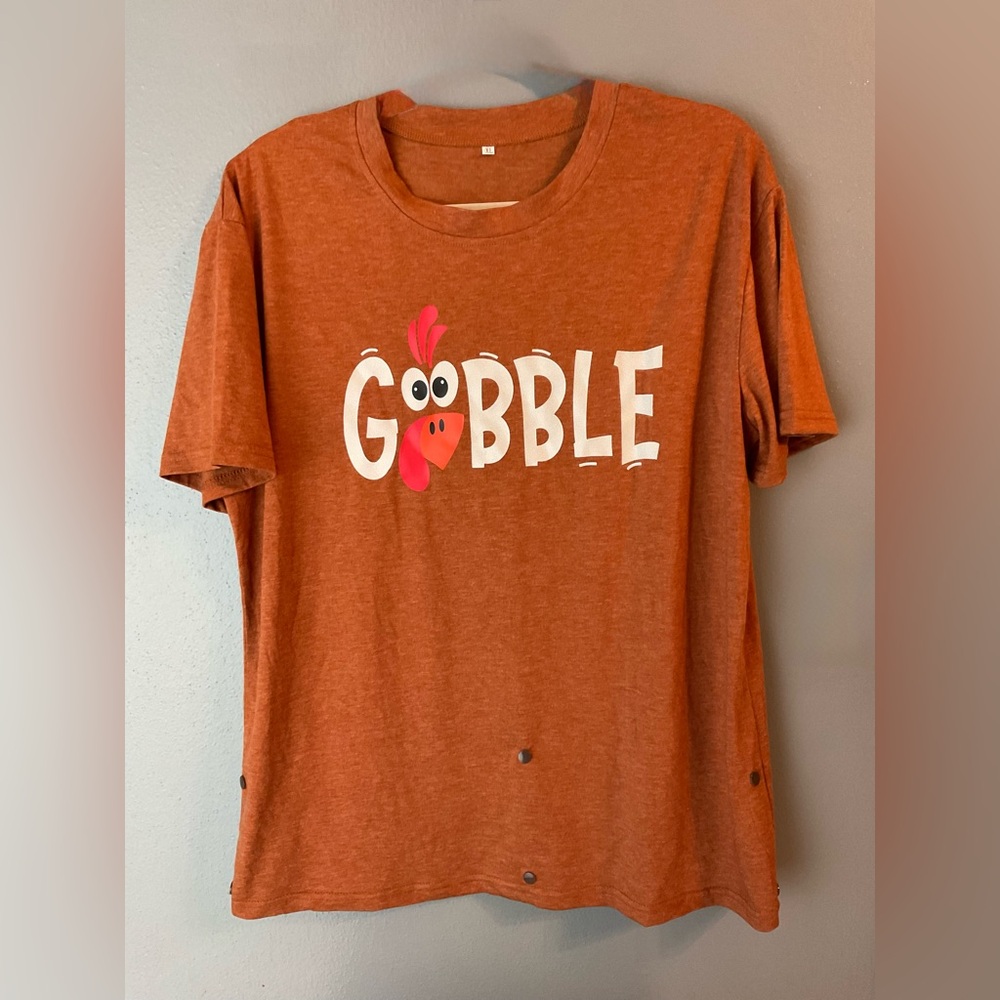 Women’s GOBBLE Tshirt“O” replaced with turkey face XL, snaps for front tuck look